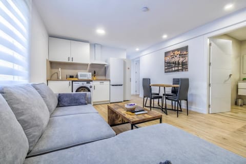 TV and multimedia, Kitchen or kitchenette, Living room, Seating area, Dining area, furniture, stove