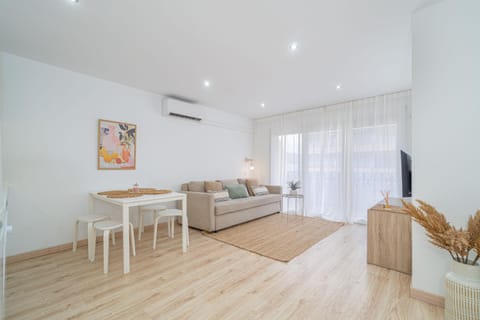 Living room, Photo of the whole room, Dining area, air conditioner