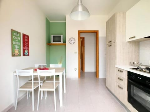 Kitchen or kitchenette, Dining area, oven, stove