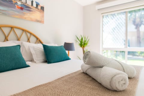 Bed, Bedroom, towels