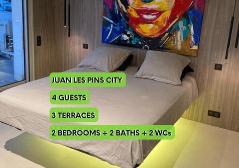 Bedroom, Text overlay