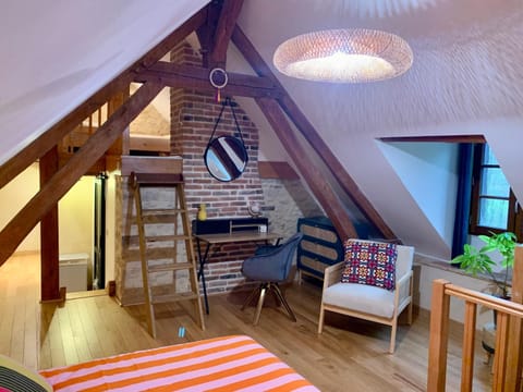 Bed, Photo of the whole room, Seating area, Bedroom
