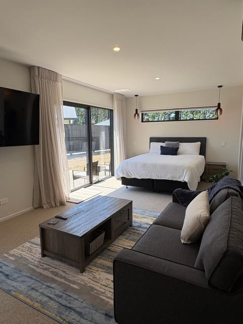 Bed, TV and multimedia, Living room