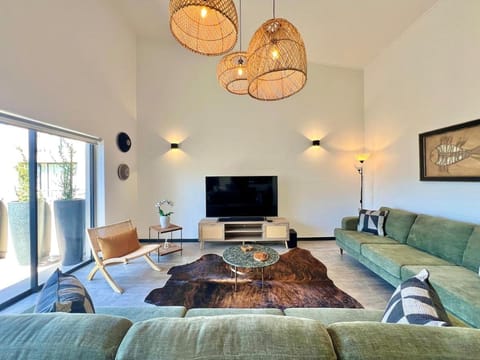 Luxurious Coastal Retreat Apartment in Cape Town