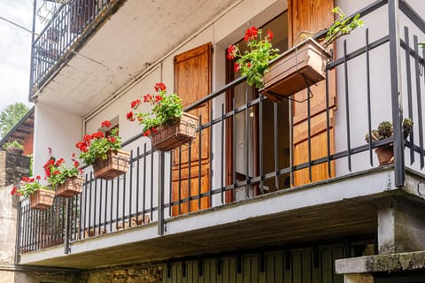 Property building, Day, Balcony/Terrace