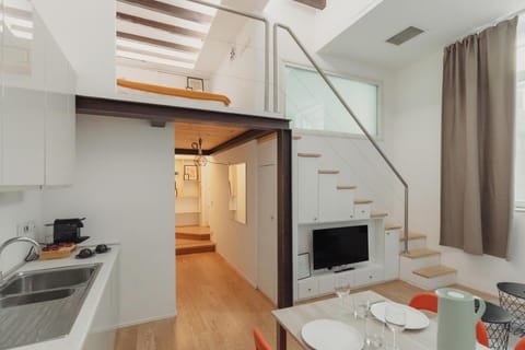 TV and multimedia, Kitchen or kitchenette, Living room, Seating area, Dining area, stove