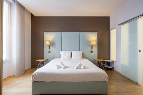 Bed, Bedroom, towels