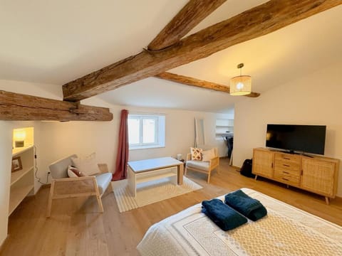 Bed, TV and multimedia, Living room