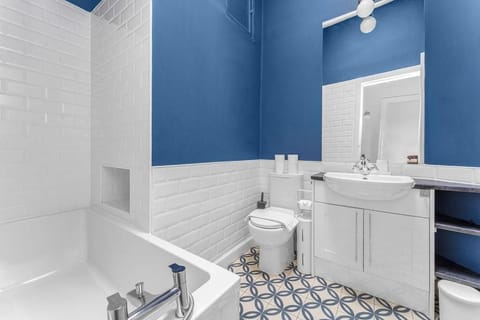 Shower, Toilet, Bathroom, Bath, towels