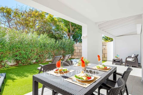 Garden, Seating area, Dining area, sunbed