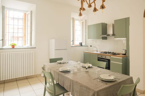 Kitchen or kitchenette, Dining area, Breakfast, Lunch, stove, kitchen