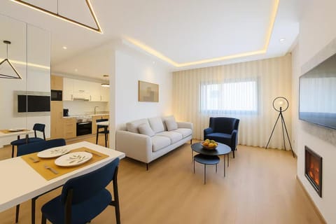 Communal lounge/ TV room, Living room, Seating area, Dining area, Evening entertainment
