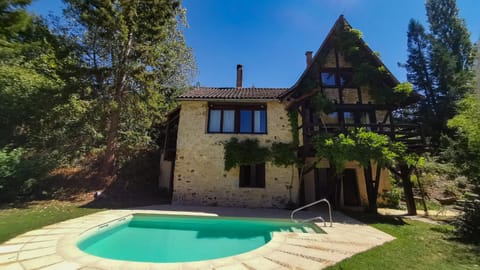 Property building, Spring, Day, Garden, Garden view, Pool view, Swimming pool, Swimming pool, sunbed