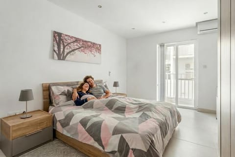 Bed, People, Bedroom, group of guests, internet, air conditioner