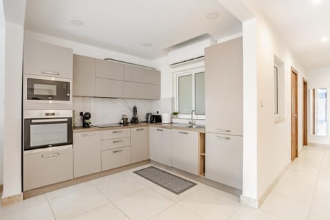 Coffee/tea facilities, dishwasher, oven, stove, kitchen