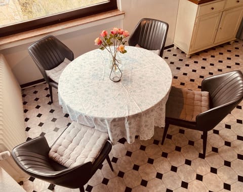 Seating area, Dining area