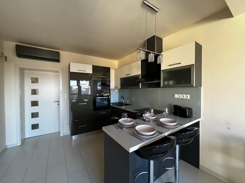 Kitchen or kitchenette, Dining area, oven, stove, toaster, air conditioner