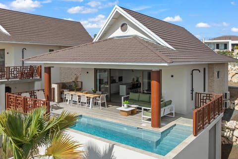 Shower, Property building, Dining area, Swimming pool