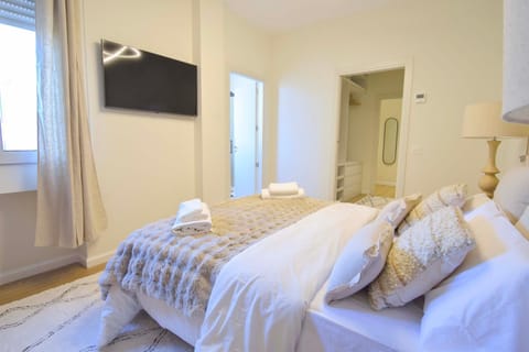 Bed, TV and multimedia, Photo of the whole room, Bedroom, towels