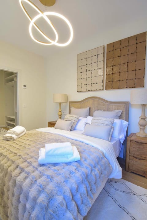 Bed, Bedroom, towels