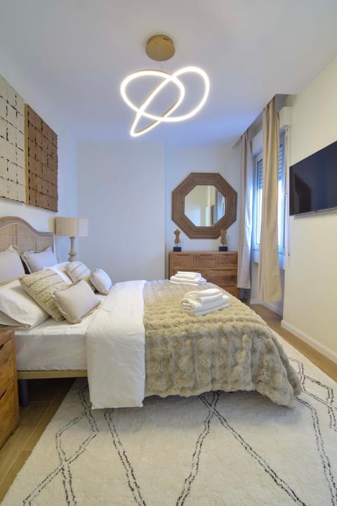 Bed, TV and multimedia, Photo of the whole room, Bedroom, towels