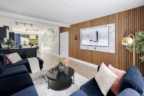 TV and multimedia, Living room, Seating area, Evening entertainment