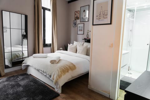 Bed, Bedroom, towels