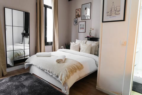 Bed, Bedroom, towels