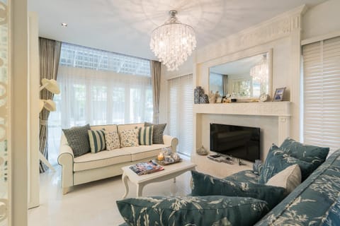 Day, Living room