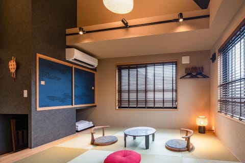 Living room, Photo of the whole room, Seating area, towels, air conditioner
