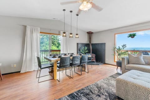 Mountain & River View - Spacious - Modern Home! Apartment in Portland