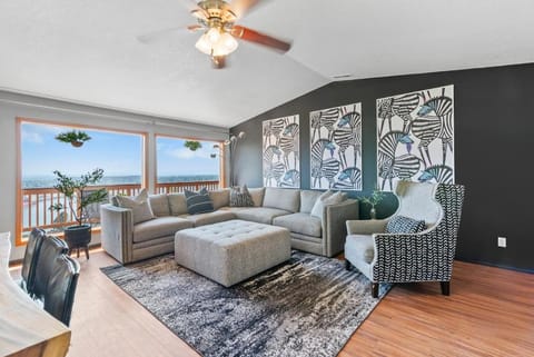 Mountain & River View - Spacious - Modern Home! Apartment in Portland