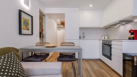Kitchen or kitchenette, Dining area, oven