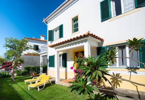 Property building, Day, Garden, Balcony/Terrace