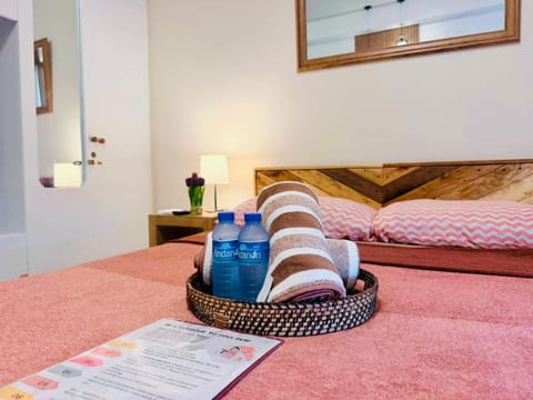 Bed, Bedroom, towels
