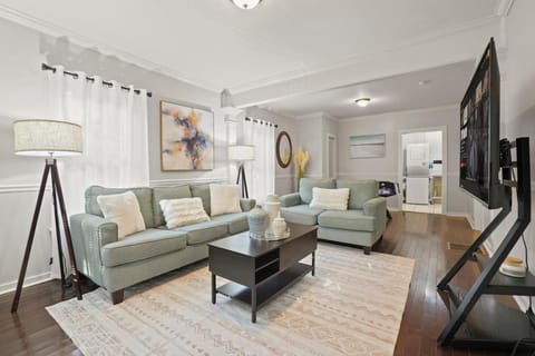 Communal lounge/ TV room, TV and multimedia, Living room, Decorative detail, Seating area, Evening entertainment