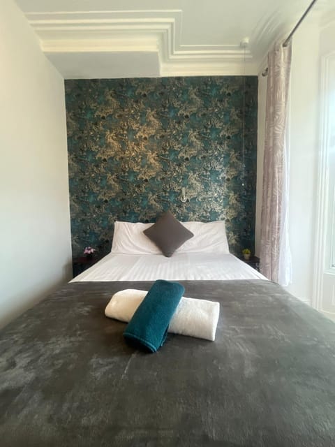 Bed, Photo of the whole room, Bedroom, Family, towels