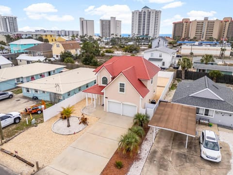 Property building, Day, Neighbourhood, Bird's eye view, Location, Parking
