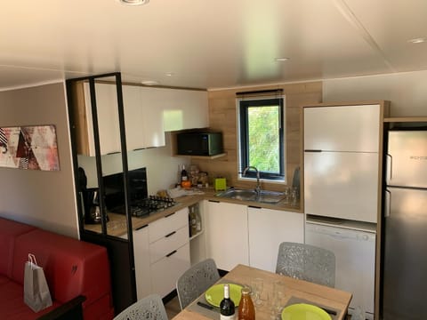 Kitchen or kitchenette, Dining area, stove