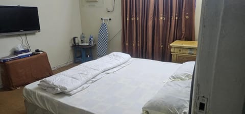 Hindi & Urdu Speak only Men Bed and Breakfast in Al Sharjah
