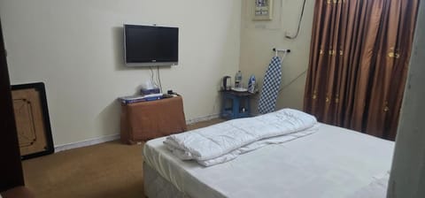 Hindi & Urdu Speak only Men Bed and Breakfast in Al Sharjah