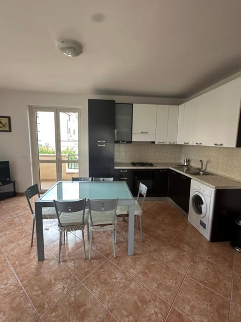 Kitchen or kitchenette, Dining area, stove