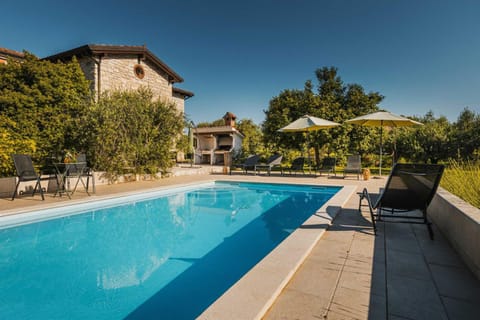 Property building, Patio, Day, BBQ facilities, Garden, Garden view, Pool view, Swimming pool, sunbed