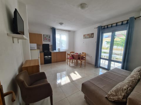 Communal lounge/ TV room, TV and multimedia, Kitchen or kitchenette, Living room, Seating area, Dining area, oven