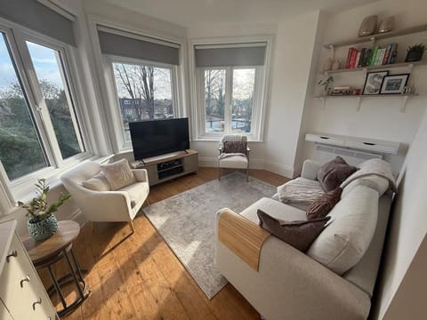 TV and multimedia, Living room, Seating area, Evening entertainment