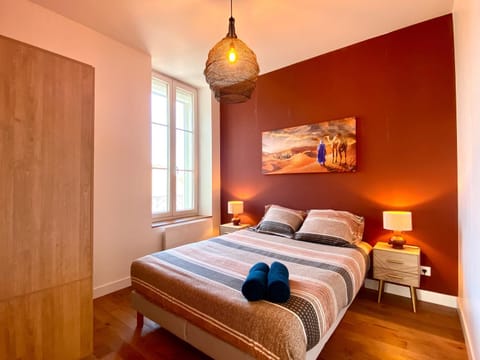 Photo of the whole room, Bedroom