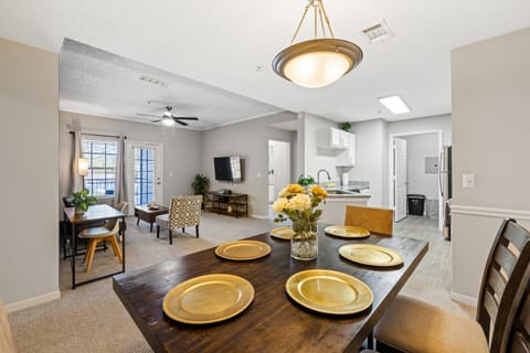 Kitchen or kitchenette, Seating area, Dining area