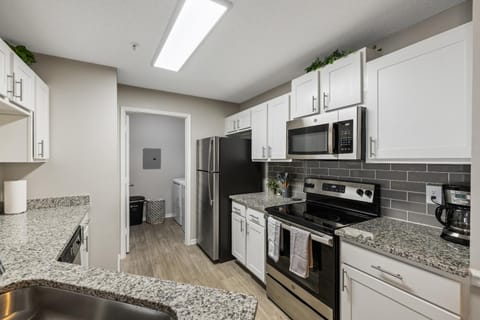 Coffee/tea facilities, Kitchen or kitchenette, dishwasher, oven, stove