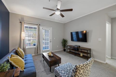 Communal lounge/ TV room, TV and multimedia, Living room, Seating area, Evening entertainment