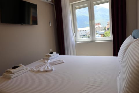 Bed, TV and multimedia, Bedroom, Mountain view, towels